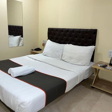 U Life Hotel Mumbai  Buitenkant foto