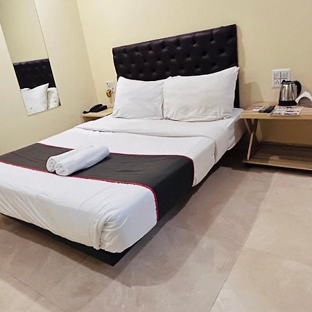 U Life Hotel Mumbai  Buitenkant foto