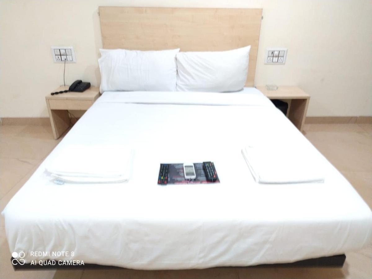 U Life Hotel Mumbai  Buitenkant foto