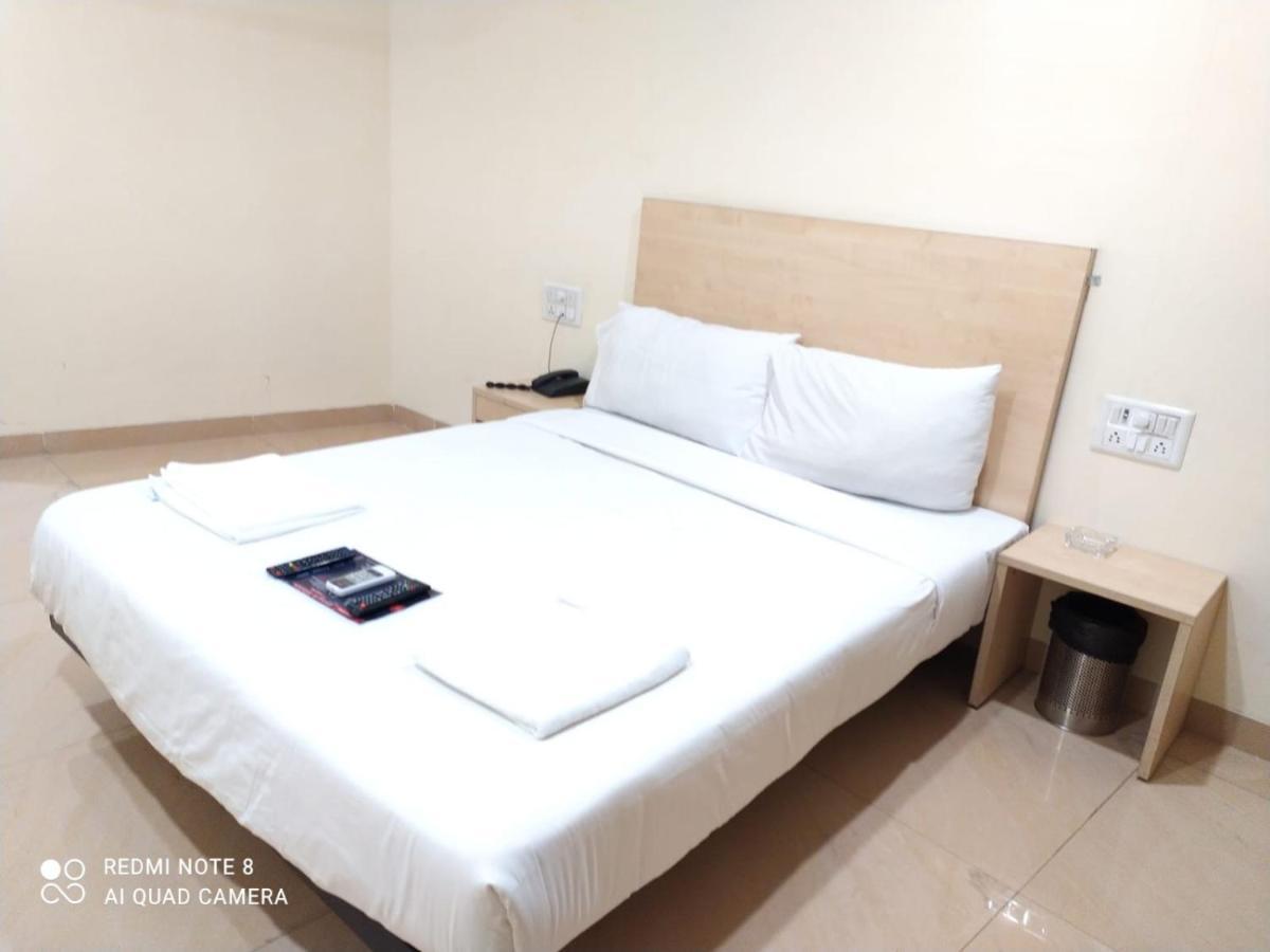 U Life Hotel Mumbai  Buitenkant foto