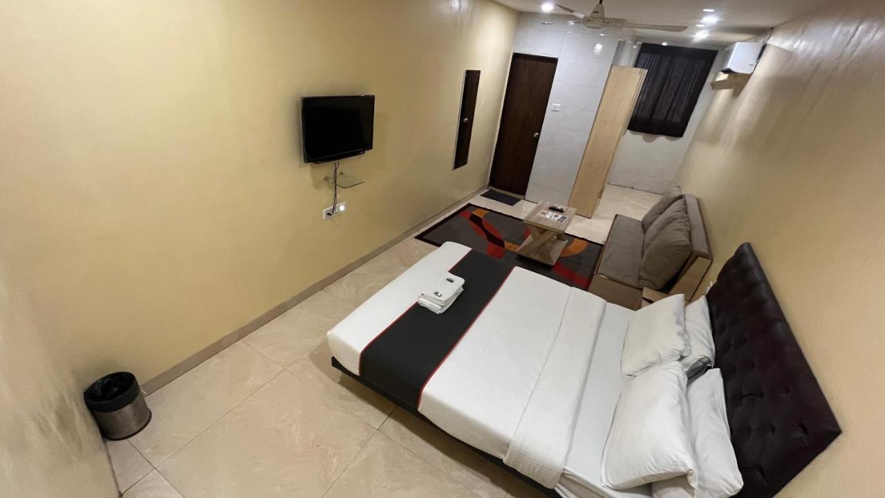 U Life Hotel Mumbai  Buitenkant foto