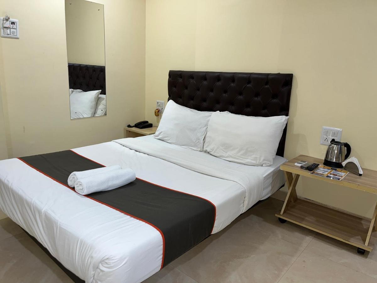 U Life Hotel Mumbai  Buitenkant foto